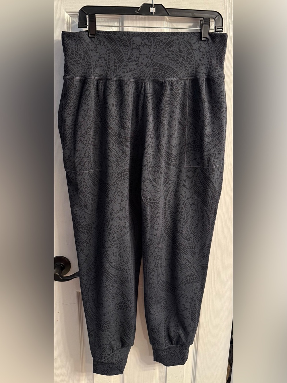 Athleta salutation joggers size large Paisley